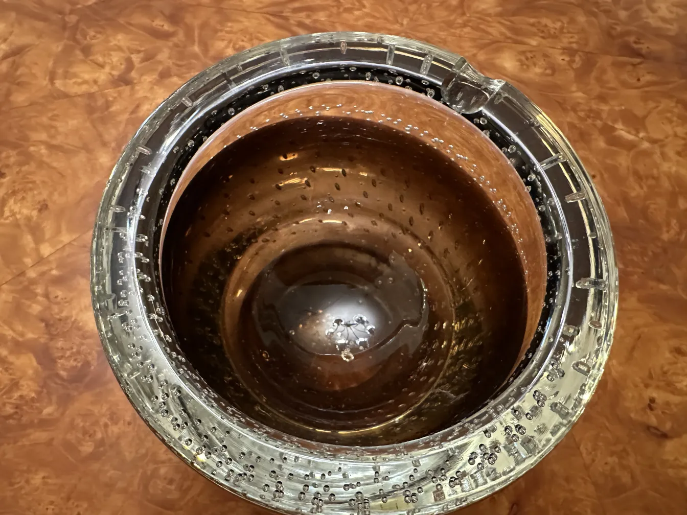 泡のあるムラノガラスの抽象デザイン