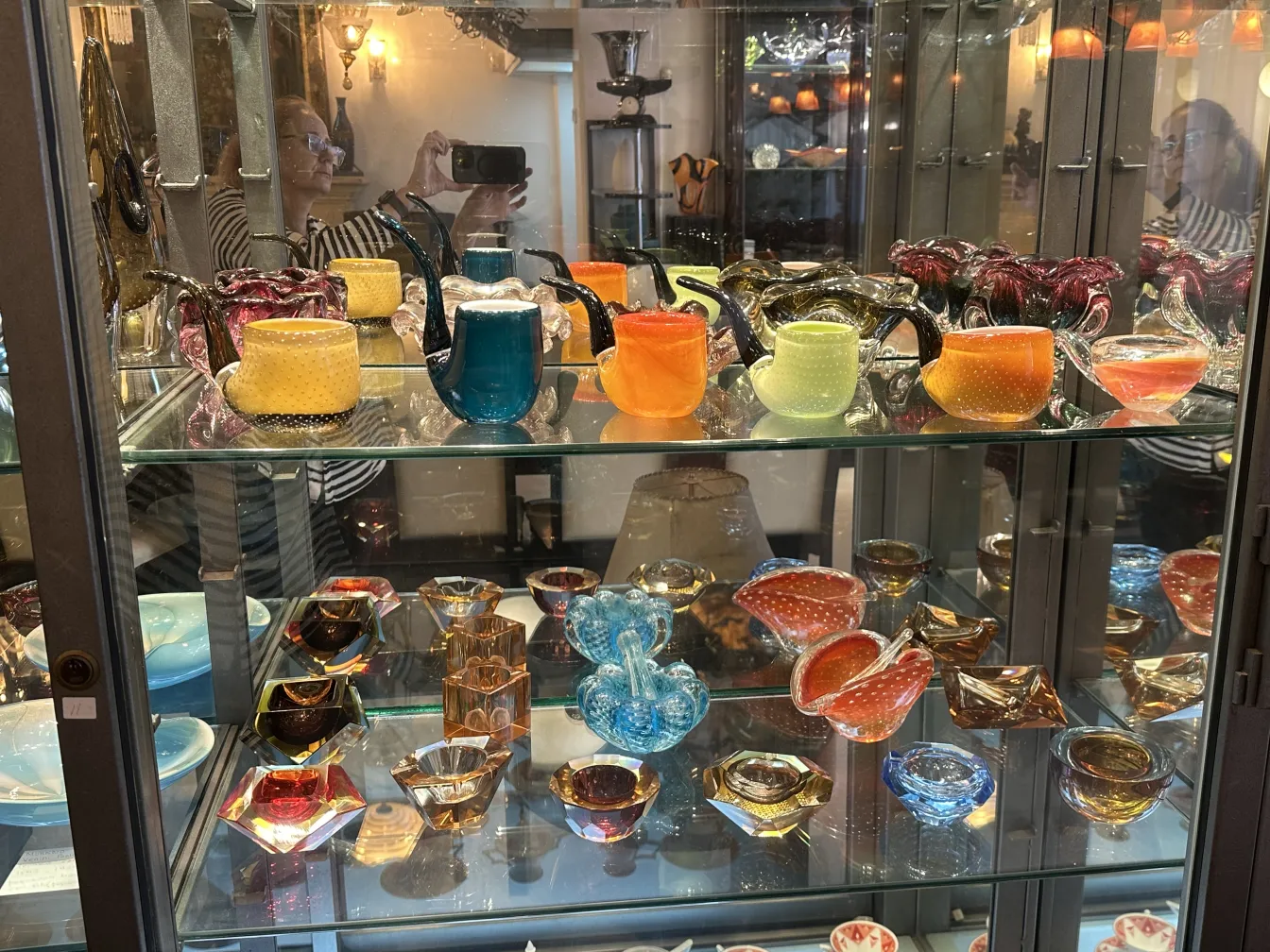 vitrail ancien de murano exposé avec des couleurs vives