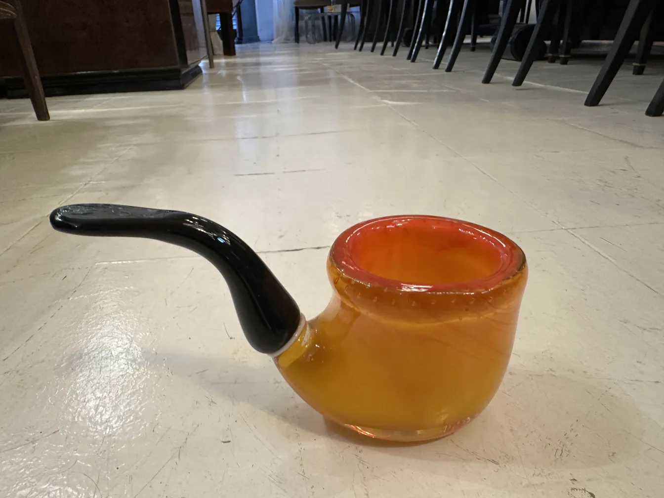 古董穆拉诺玻璃呈橙色和黑色，优雅的弯曲设计。