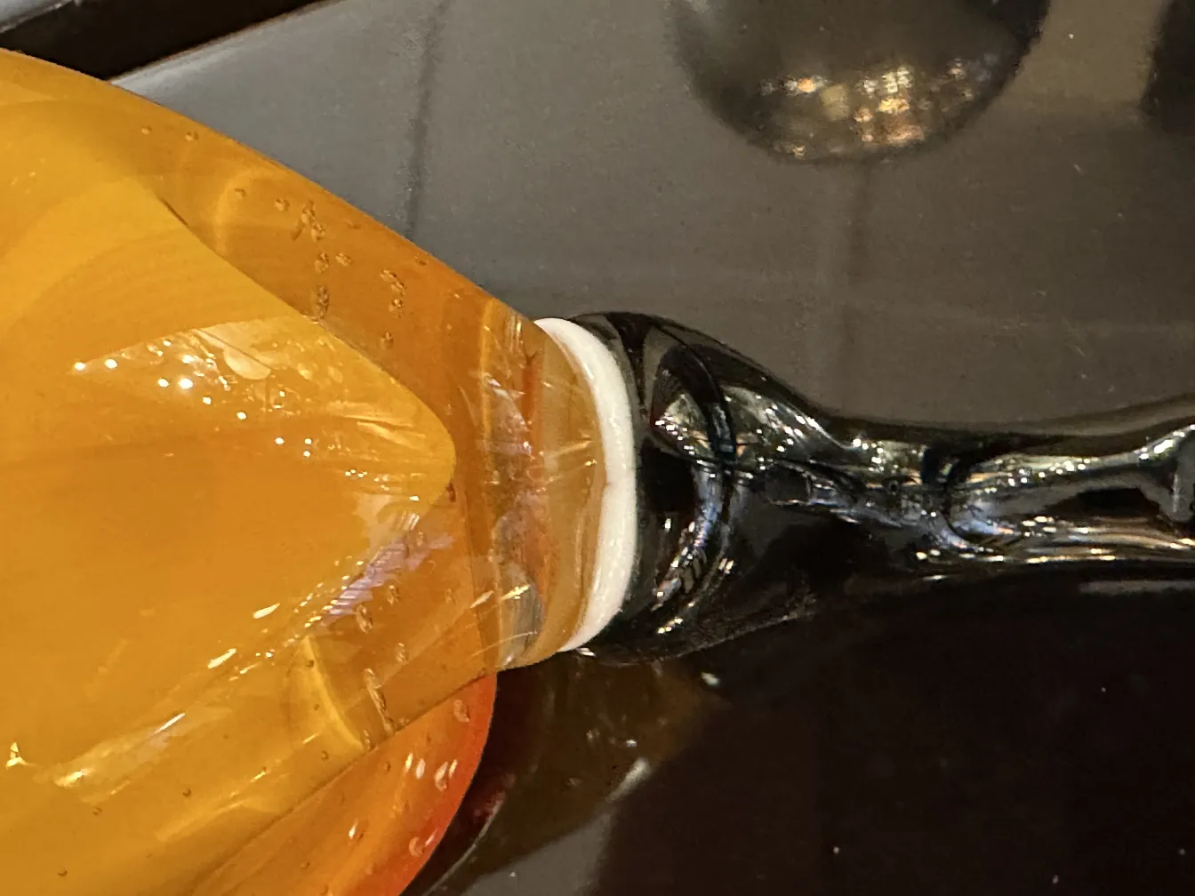 design antigo em cristal de murano com base branca e decoração amarela