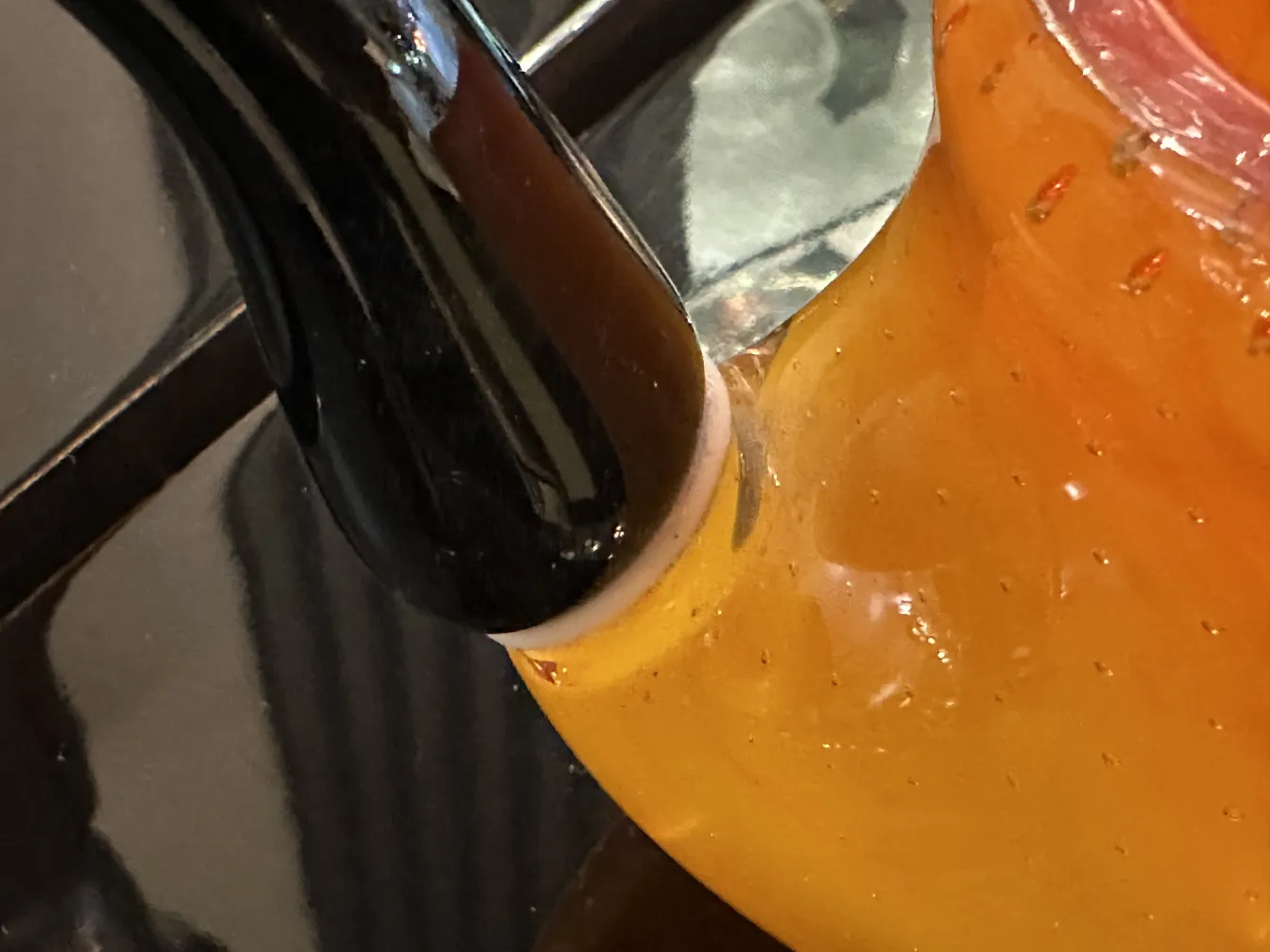 detalhe de um antigo cristal de murano em tons laranja