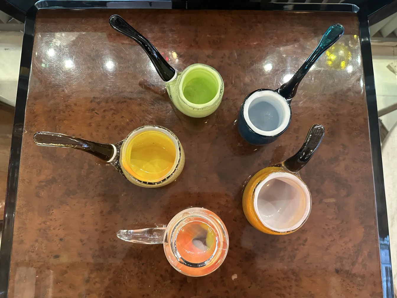 Ensemble de cinq pièces de cristal de Murano, couleurs vives et formes variées