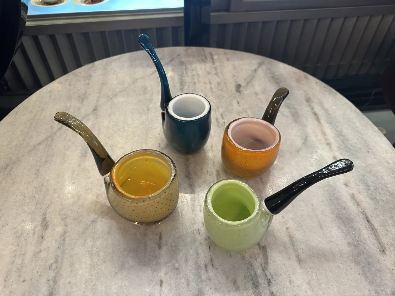 quattro pezzi antichi di vetro di murano in vari colori