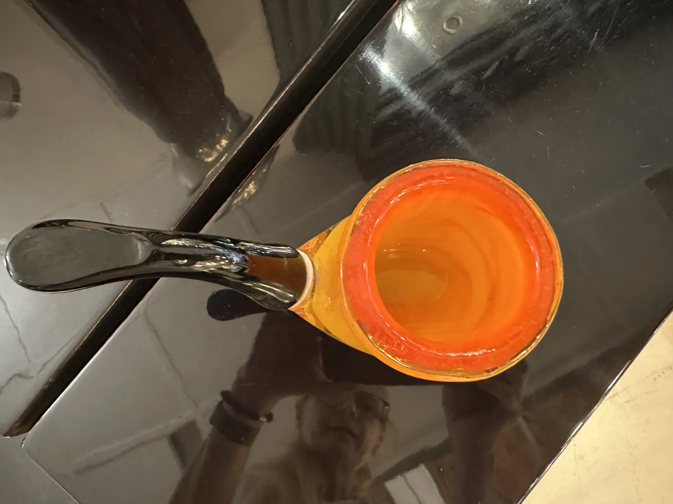 Vetro di Murano antico con colori vivaci e forma unica su superficie scura.