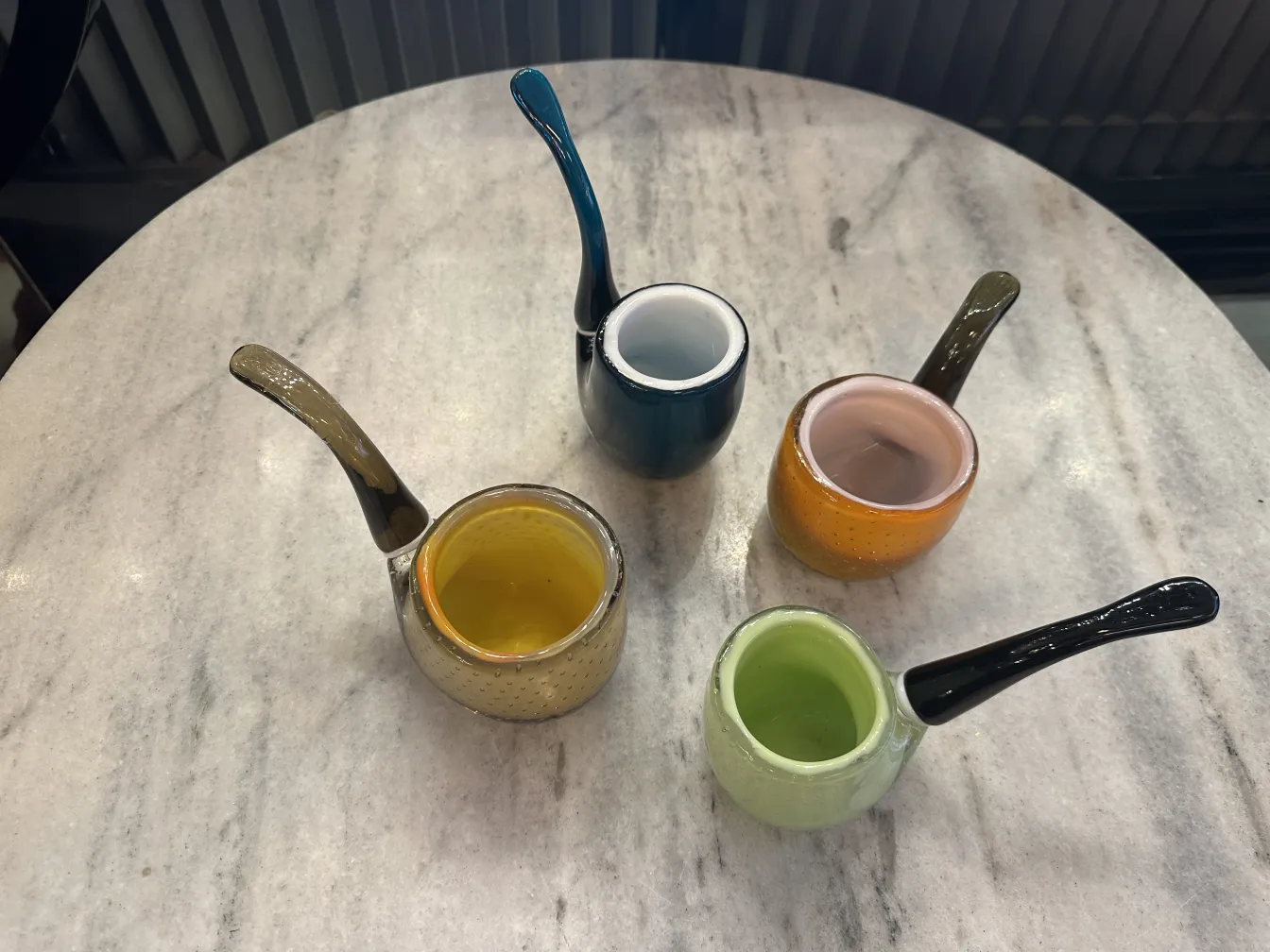 Ensemble de 5 petits récipients en cristal de Murano de différentes couleurs sur la table