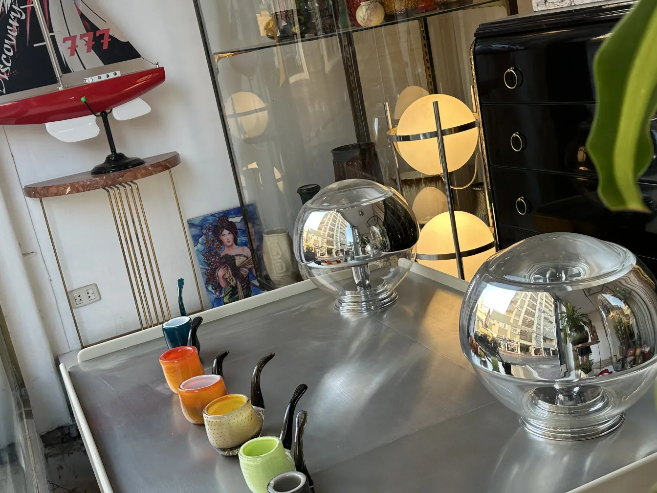 duas esferas de cristal de murano em uma mesa de aço