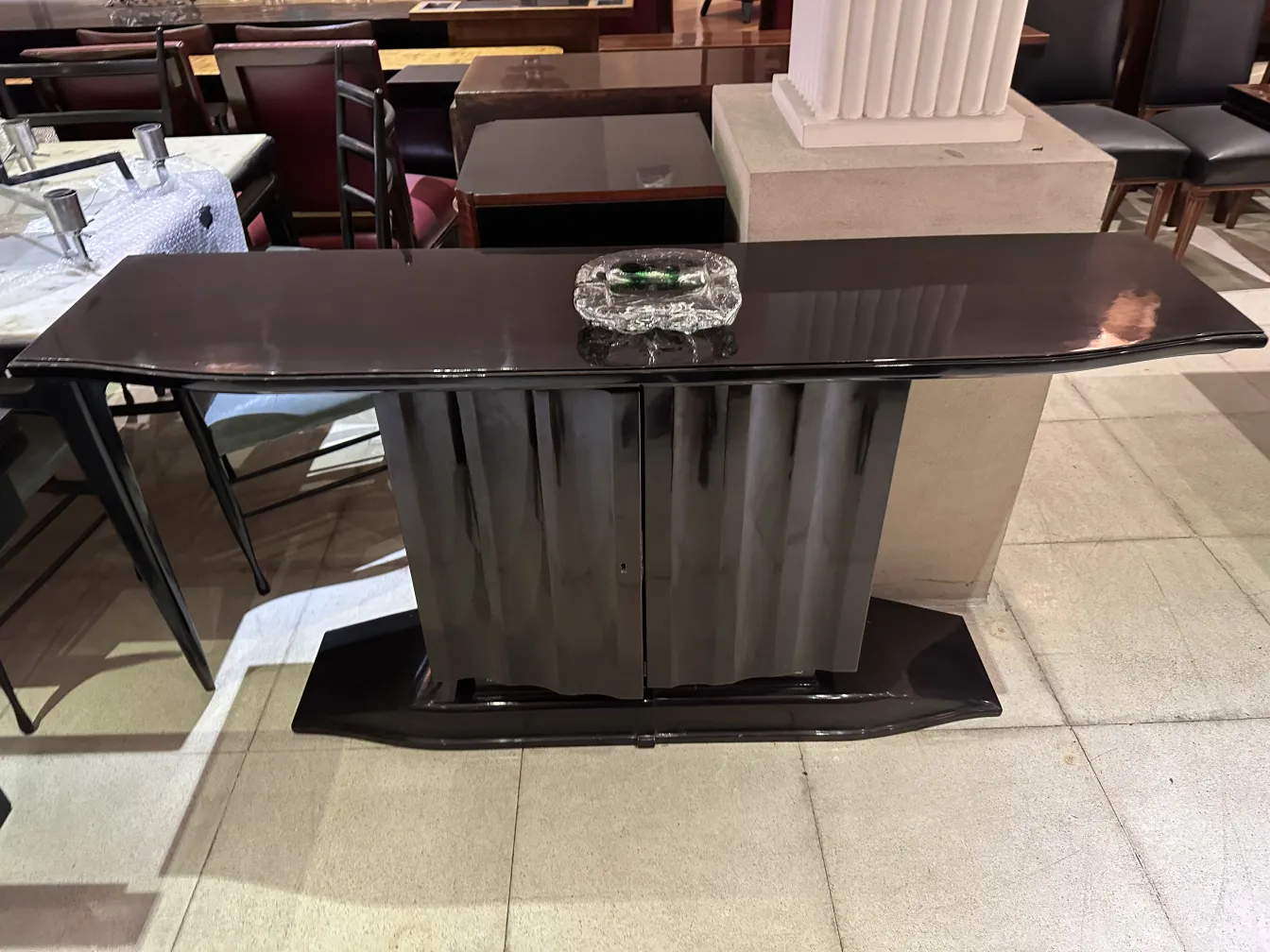 ancien cristal de murano avec forme élégante dans un cadre décoratif