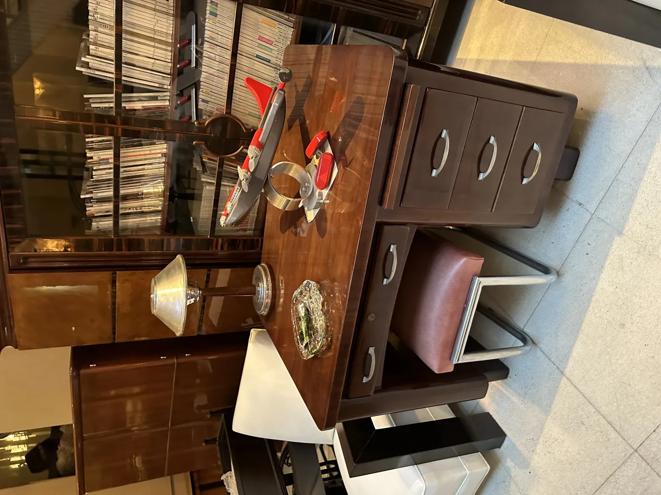 Cristal de Murano antiguo en una mesa de trabajo elegante con lámpara.