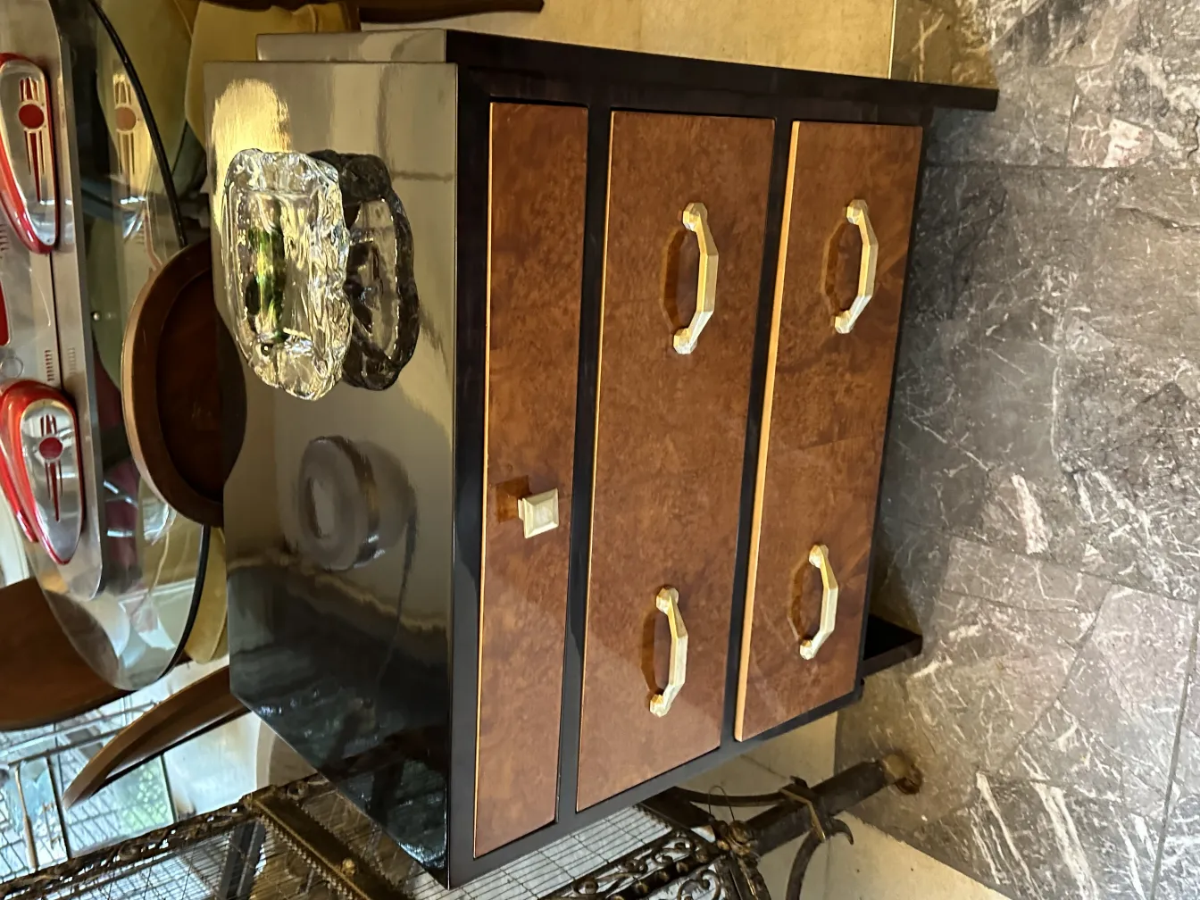 Vetro di Murano antico, chiaro e lucido, su un tavolo elegante.