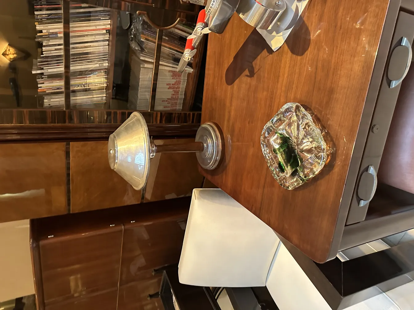 lindo cristal de murano transparente com tons verdes, em um ambiente elegante