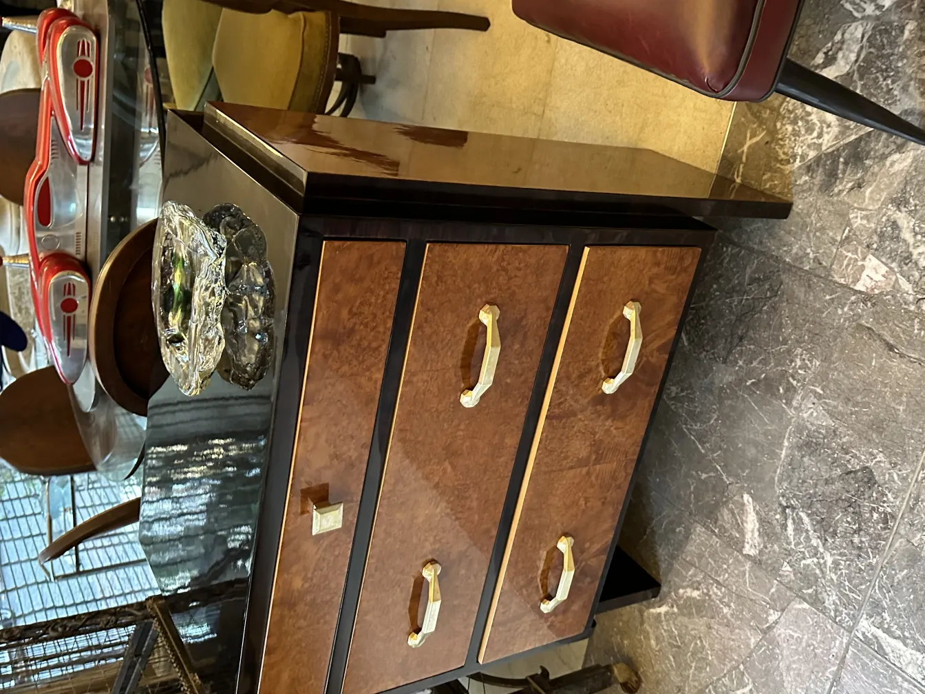 Antiga peça decorativa de cristal de Murano lindamente esculpida com um design único