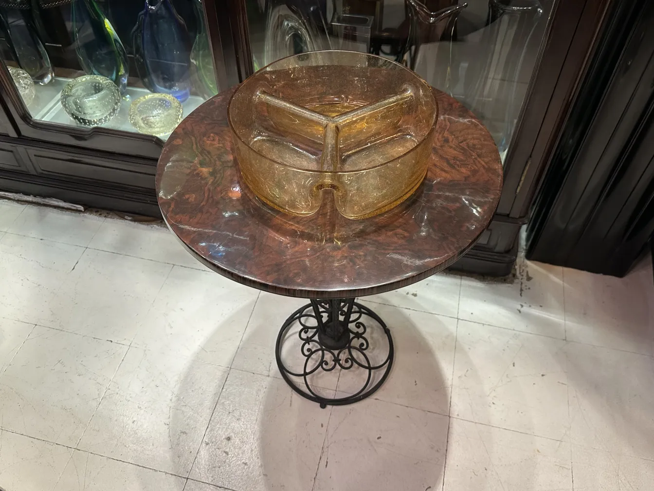 装饰性的穆拉诺玻璃成品，呈金色调