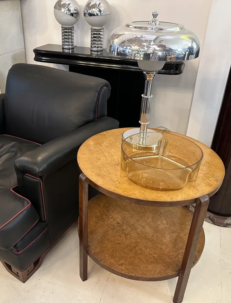 ancien cristal de murano sur une table ronde en bois clair