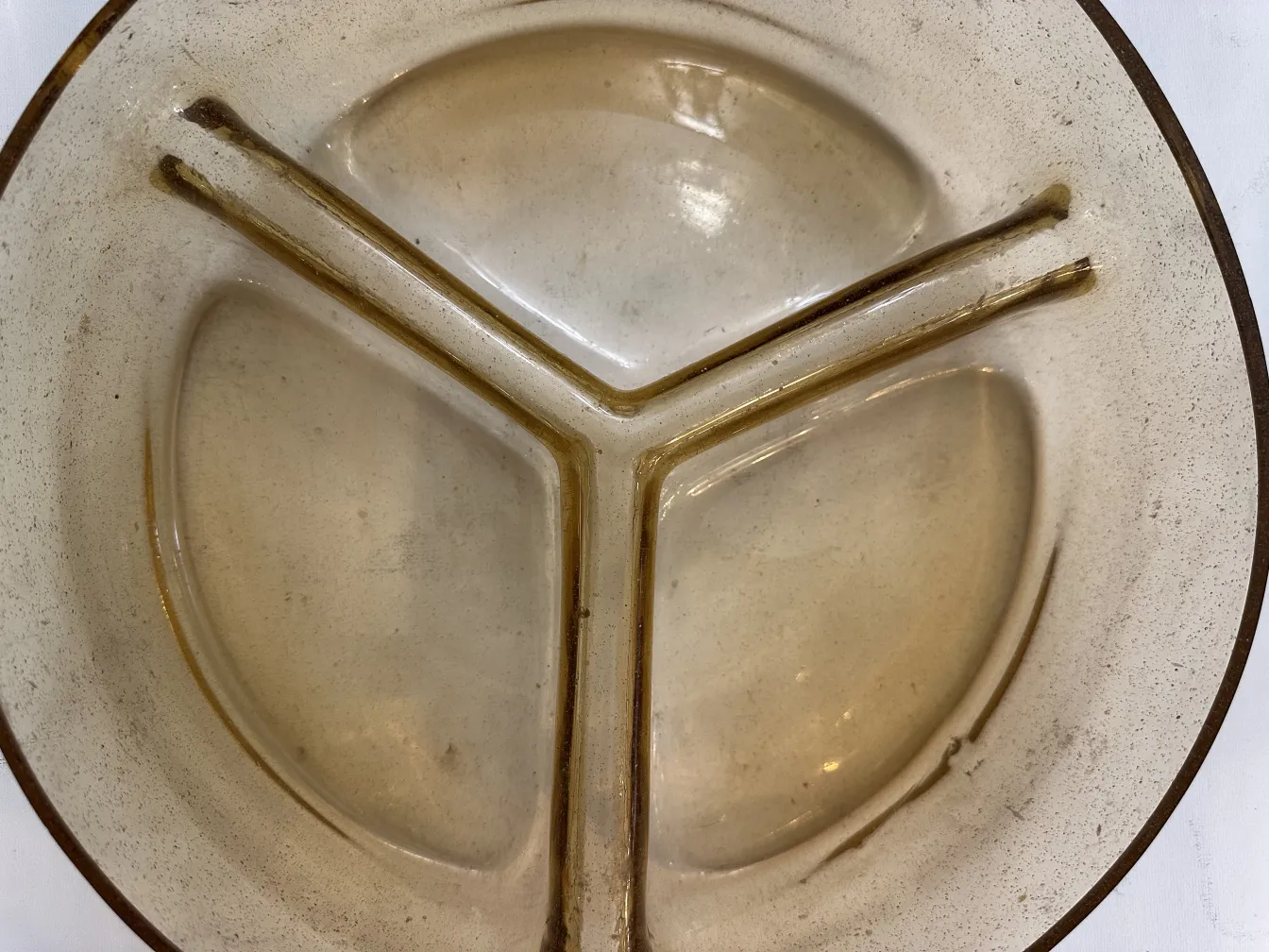 plat ancien en cristal de murano aux teintes claires, design élégant.