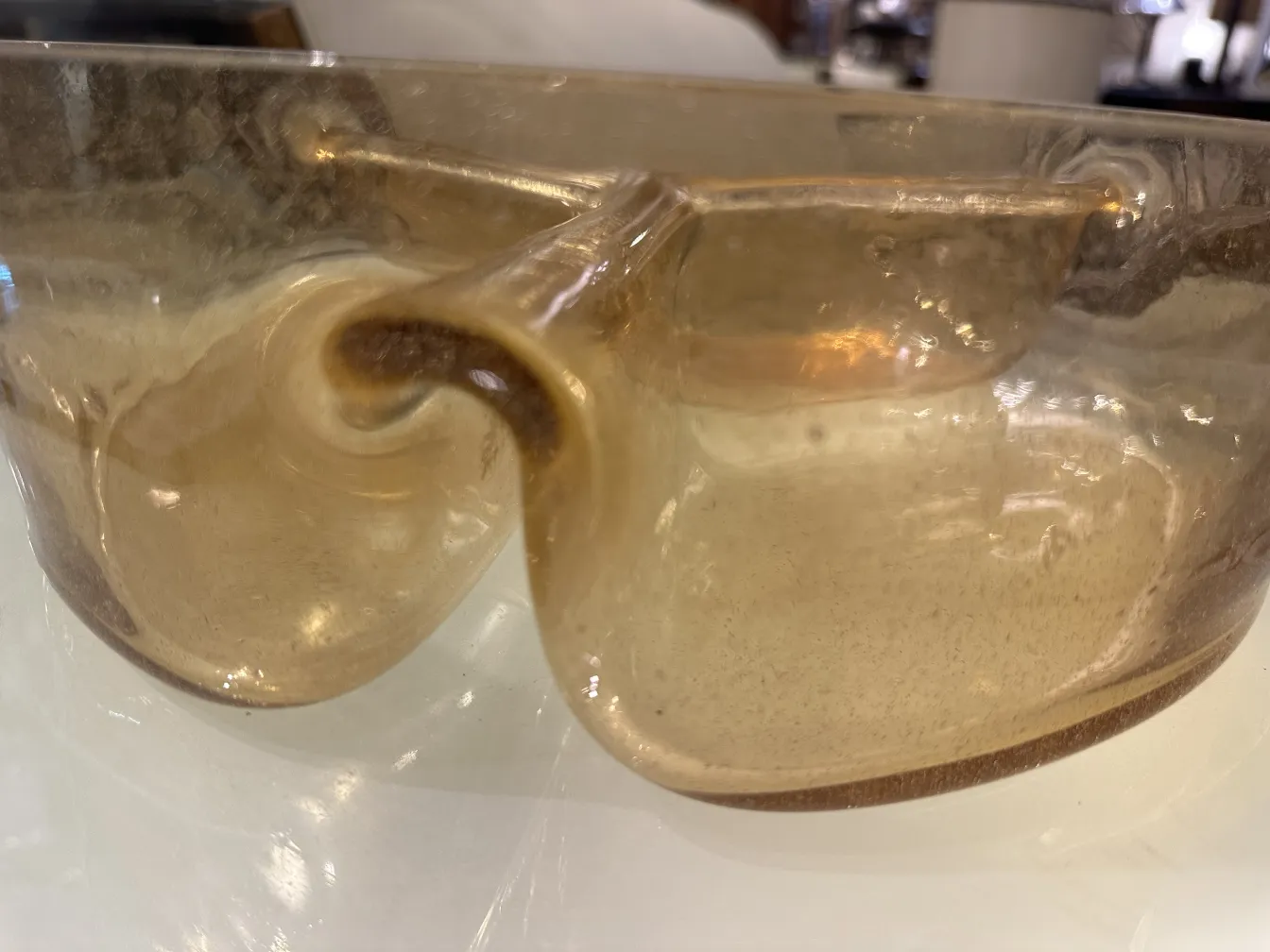 Antico vetro di Murano con forma curva e liscia.