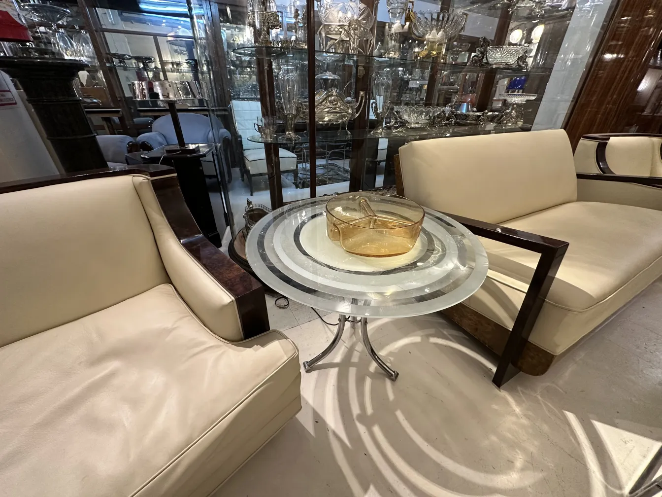 antikes murano-glas mit zartem design im ausstellungsraum