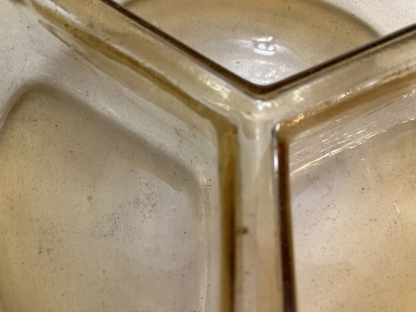 detalhe de um antigo cristal de murano com formas elegantes em um fundo de madeira