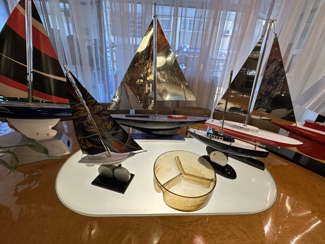 Cristal de Murano antigo em um ambiente com vários barcos decorativos.