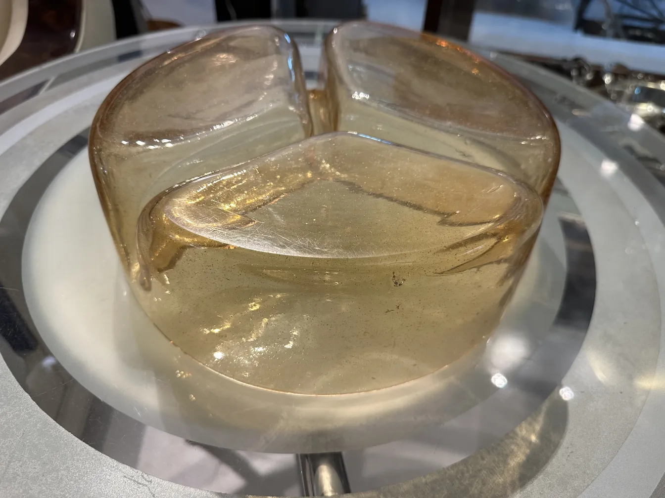 金色のムラーノガラス装飾品、楕円形。