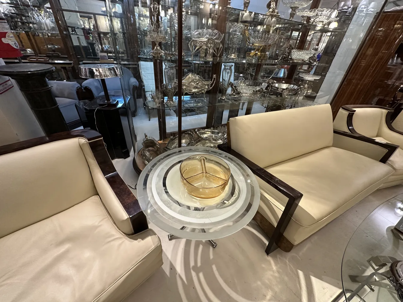 桌子上的古老穆拉诺玻璃装饰品