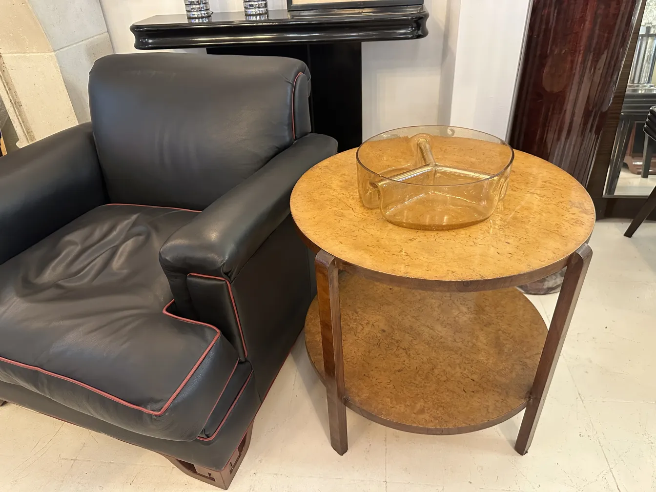 antiga peça decorativa de cristal de murano em uma mesa