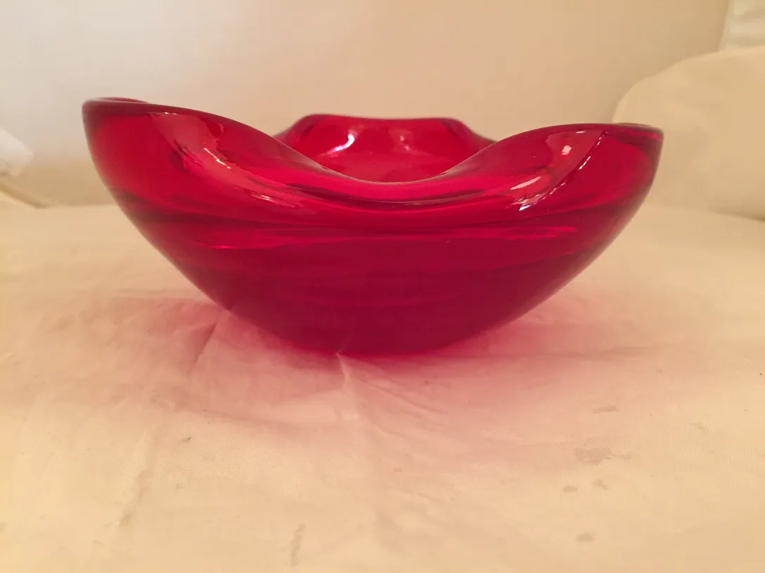 lebhaftes rotes antikes murano-glas