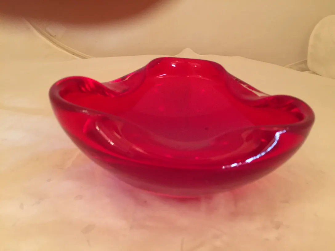 cenicero antiguo de cristal de murano rojo con forma ondulada