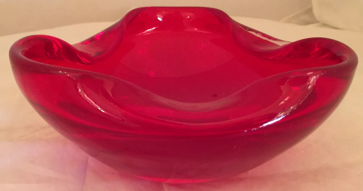rote dekorative Schale aus Murano-Glas mit sanften Formen