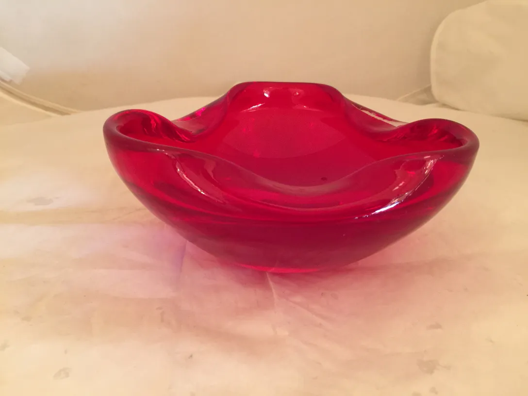 ancienne pièce de cristal de murano rouge avec bords doux