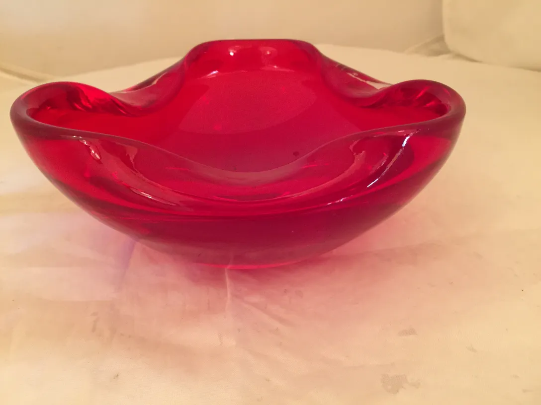 beau bol rouge en cristal de Murano avec forme ondulée