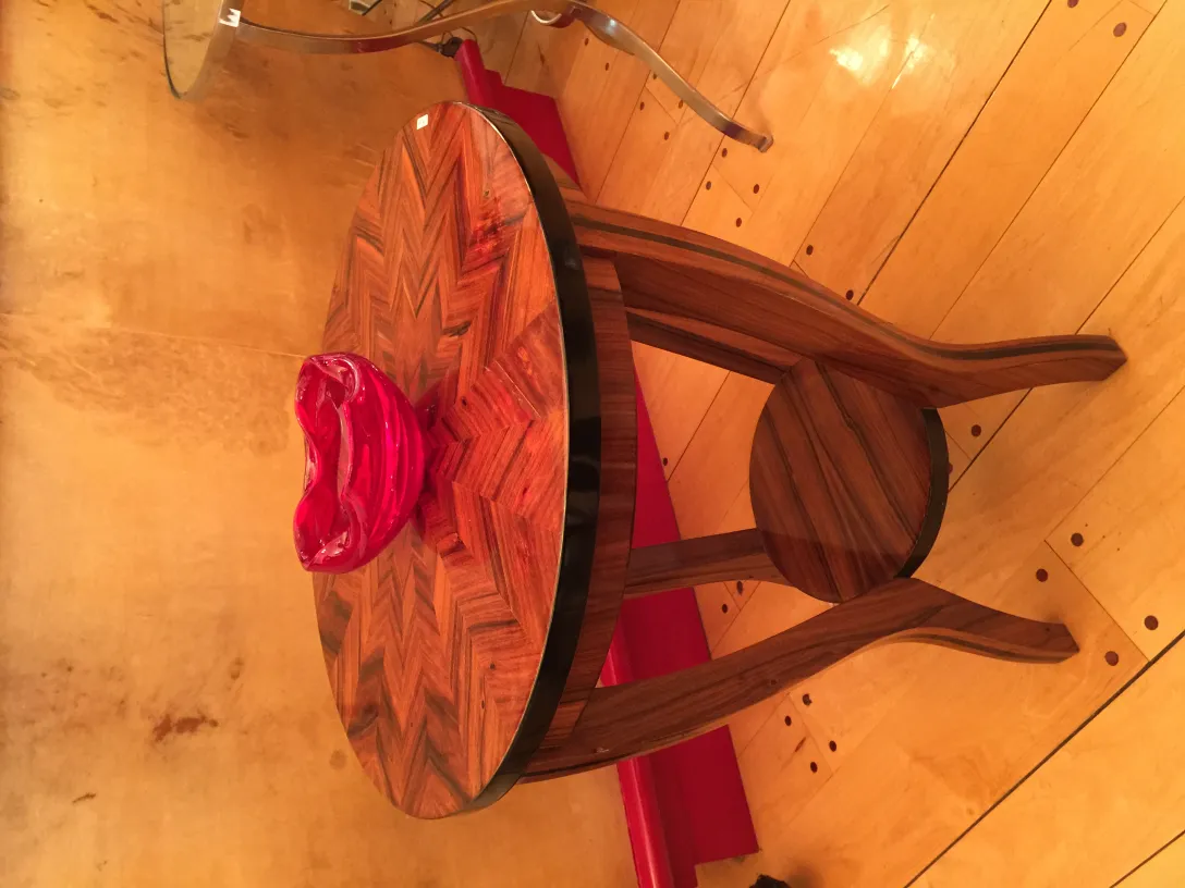 pièce décorative ancienne en cristal de Murano rouge, sur une table en bois