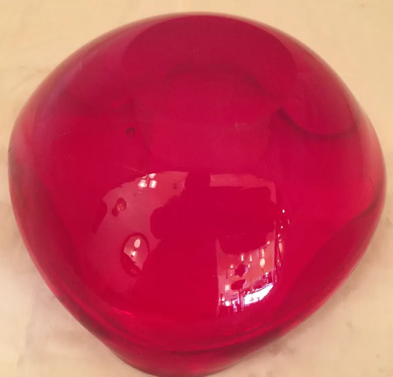 Sculpture ancienne en cristal de Murano de couleur rouge vif, forme ronde et lisse.