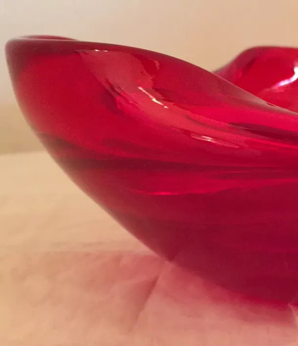 schönes rotes murano-glas mit gewellten kanten