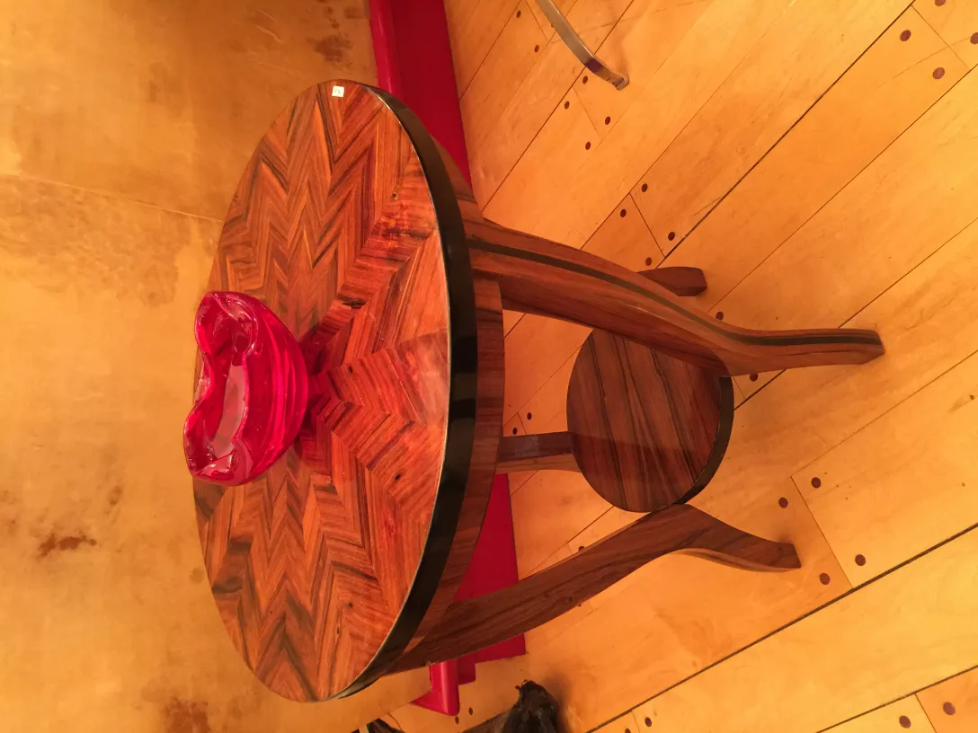 vetro di murano rosso decorativo su tavolo in legno