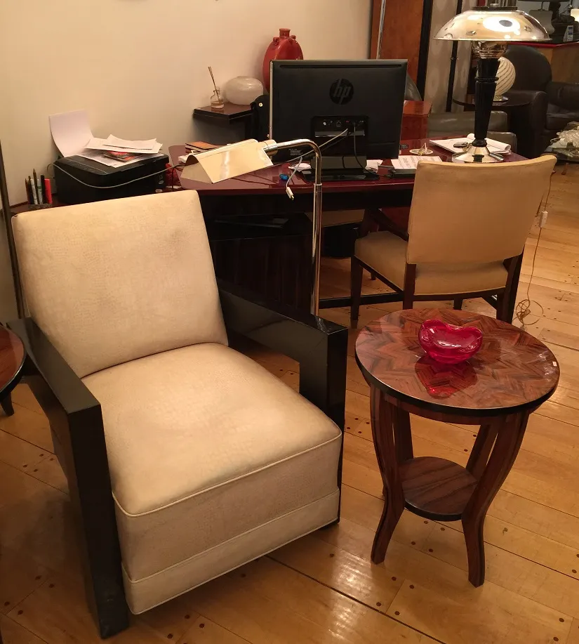 cristal de murano vermelho em mesa redonda ao lado de uma cadeira