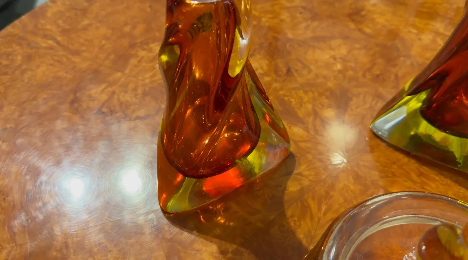 Cristal de Murano antigo com cores quentes e formas elegantes em um fundo de madeira