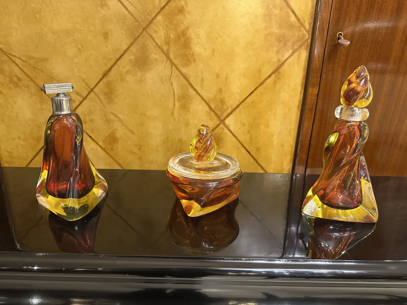 botellas y frascos de cristal de murano en tonos ámbar