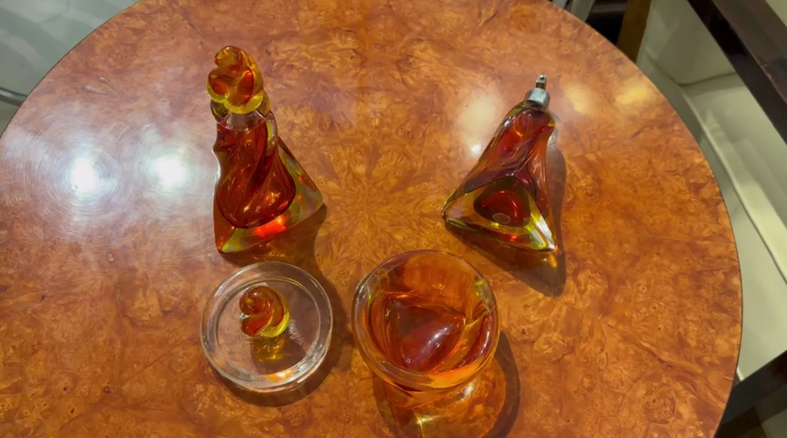 पुरातन मुरानो कांच के सजावट का सेट गर्म रंगों के साथ