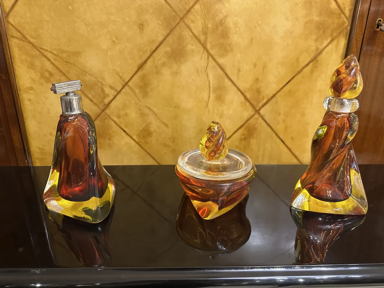 瓶子采用琥珀色和黄色的优雅形状