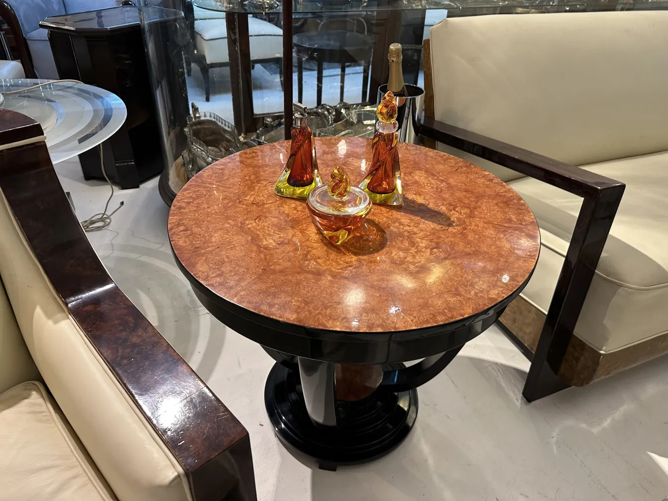 beau cristal de murano avec des formes élégantes et des couleurs vives