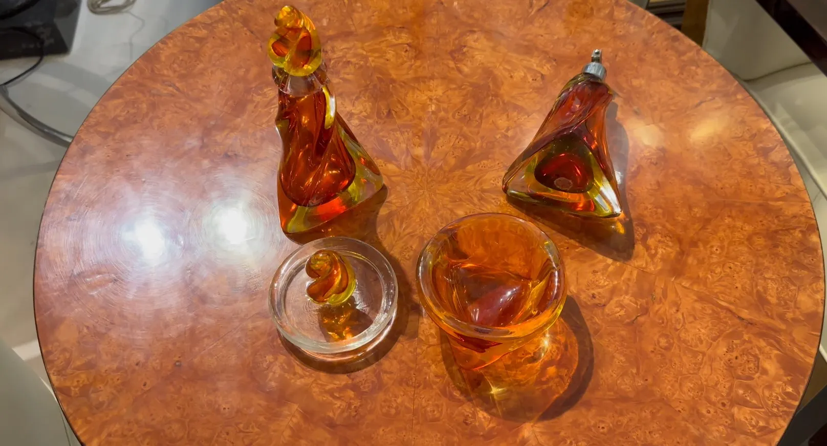 Decorativa antigüedad de cristal de Murano en tonos anaranjados con formas fluidas.