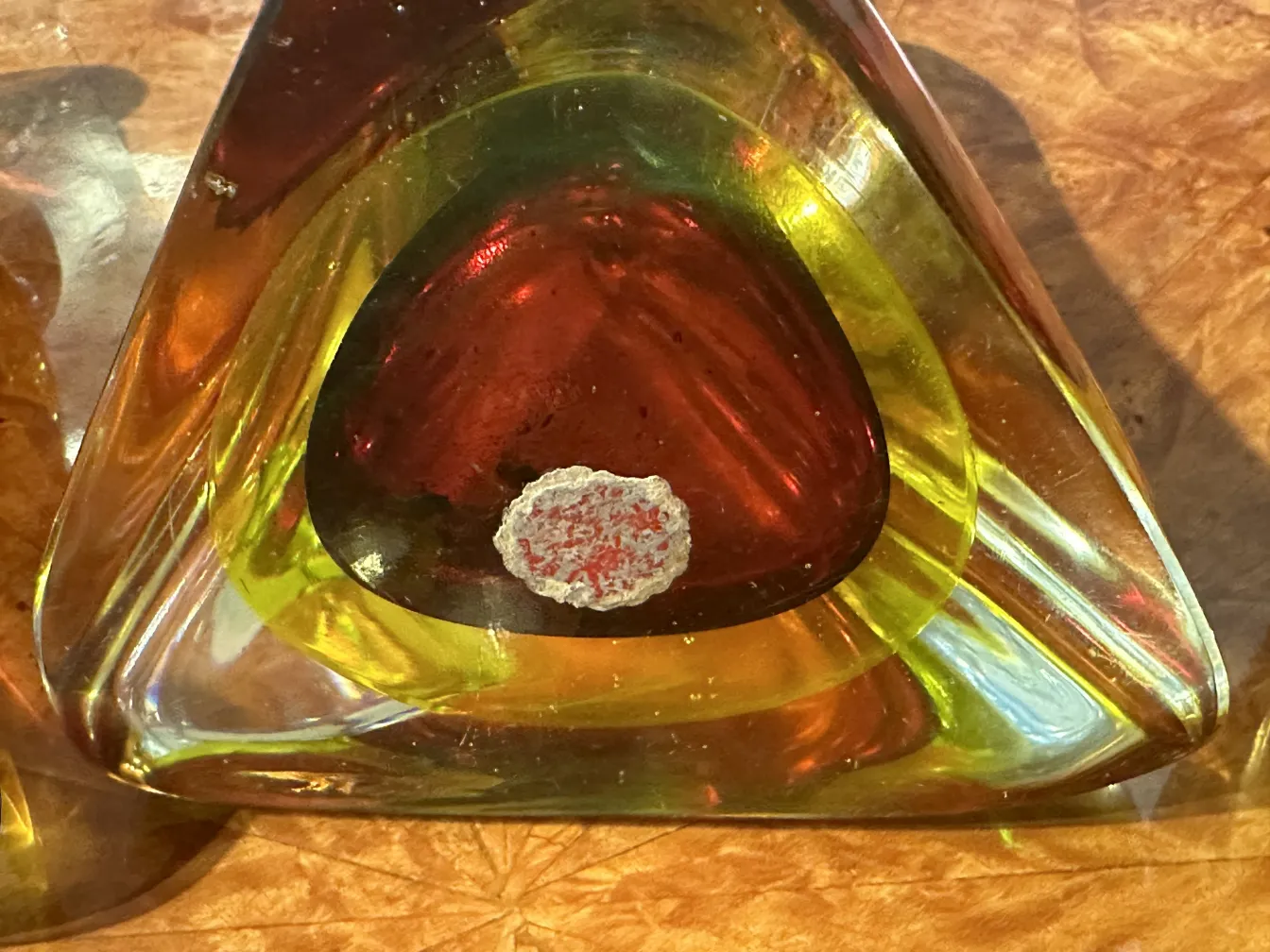 多彩的古董穆拉诺玻璃三角形设计