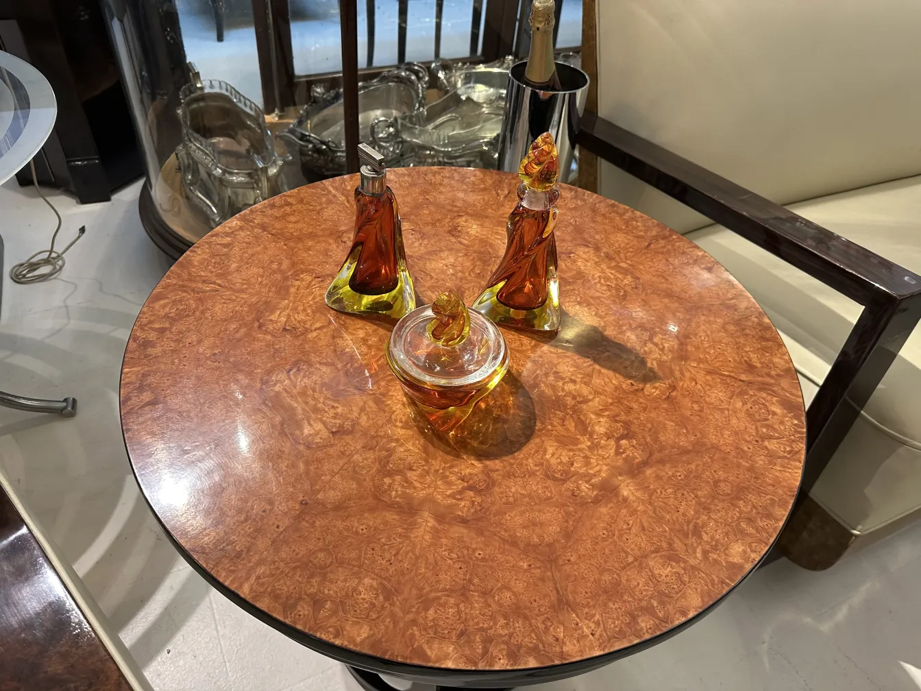 tres botellas de cristal de murano en una mesa redonda