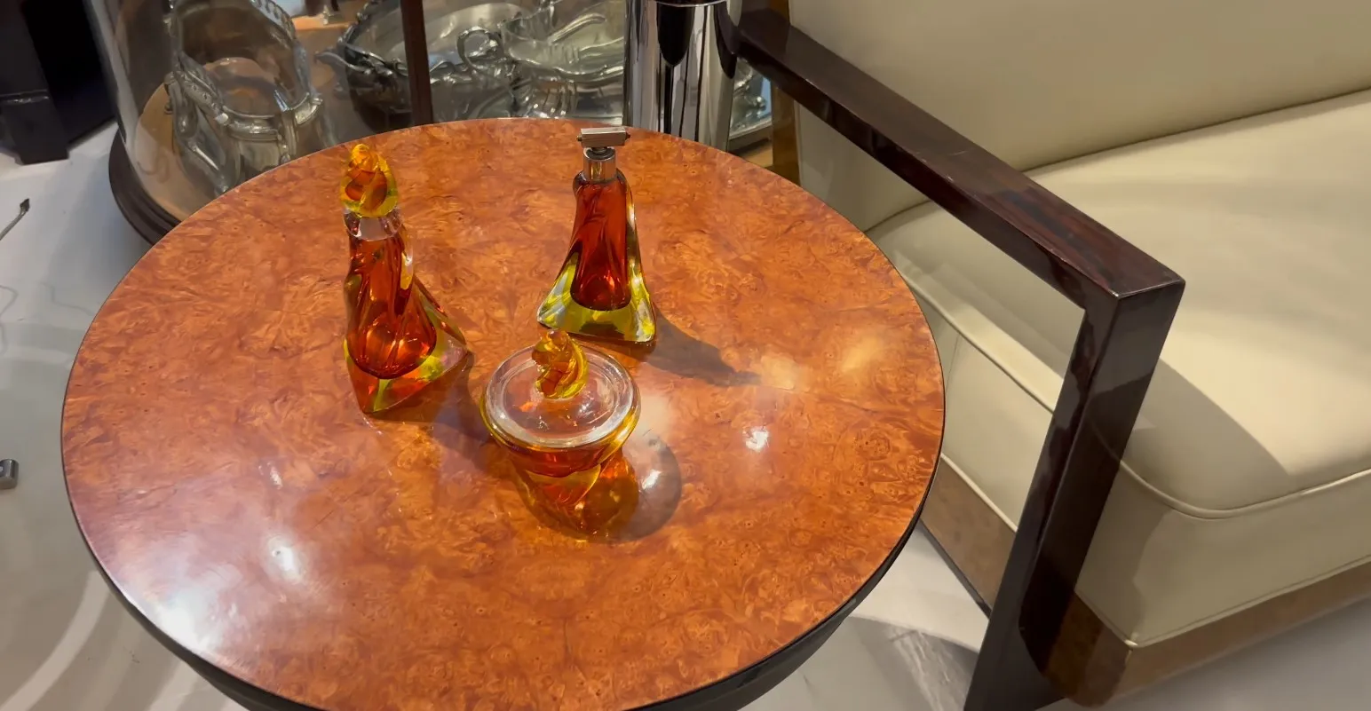 tres botellas de cristal de murano decorativas sobre una mesa