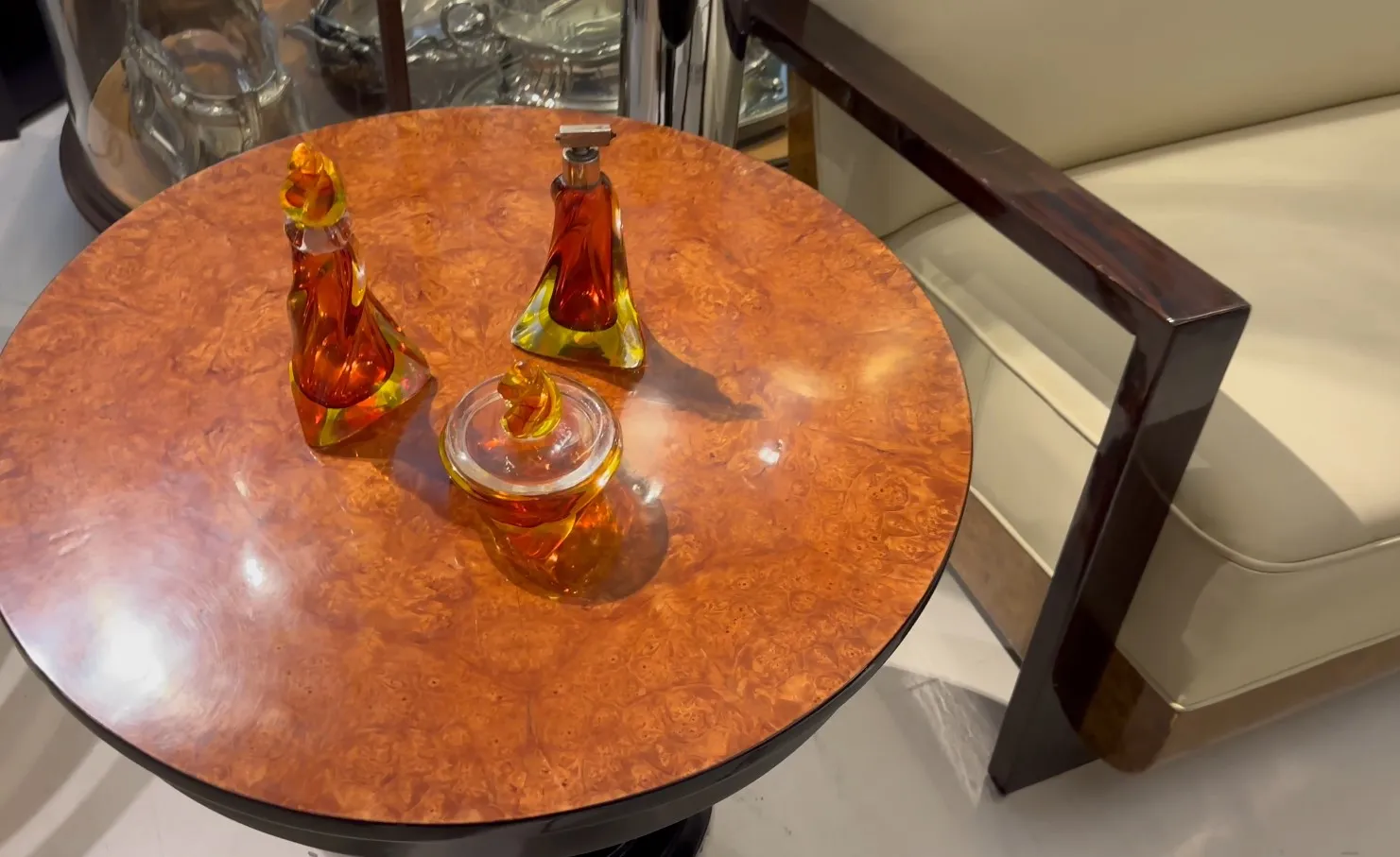 drei antike murano glasflaschen auf einem tisch