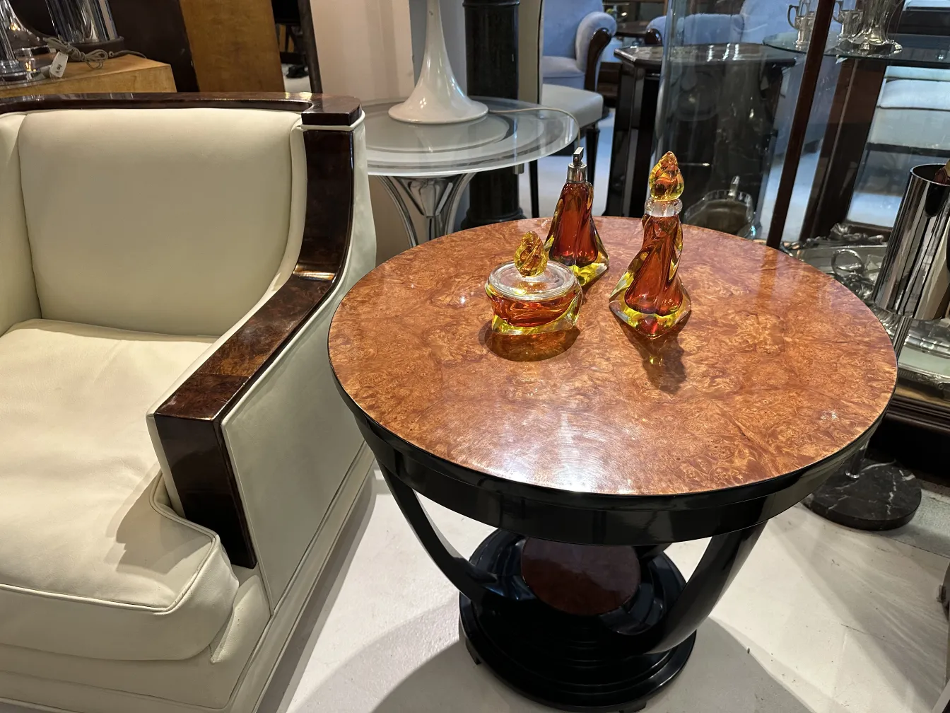 três frascos decorativos de vidro de murano em uma mesa