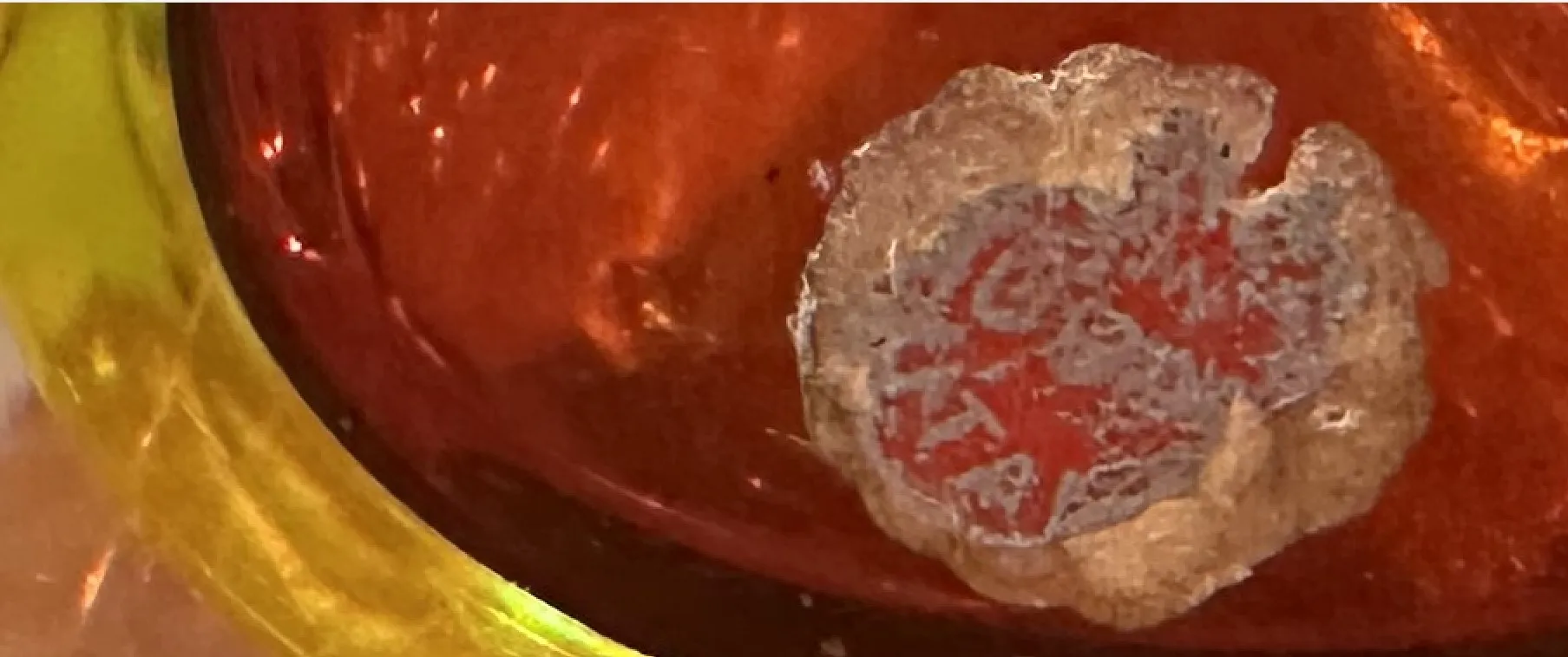 Cristal de Murano ancien avec des couleurs vives et une forme distinctive