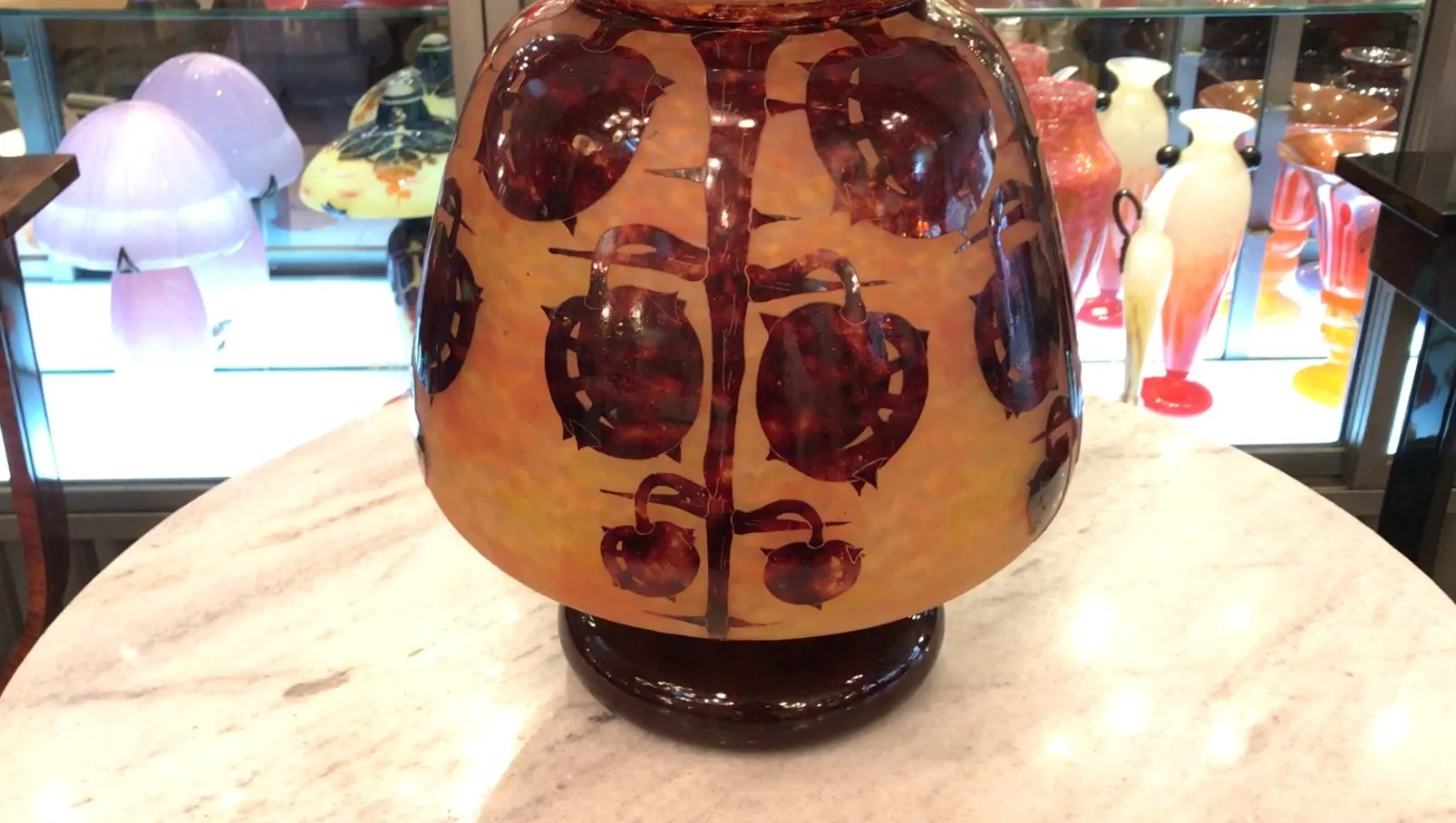 vidro assinado de le verre com decorações e estilo antigo