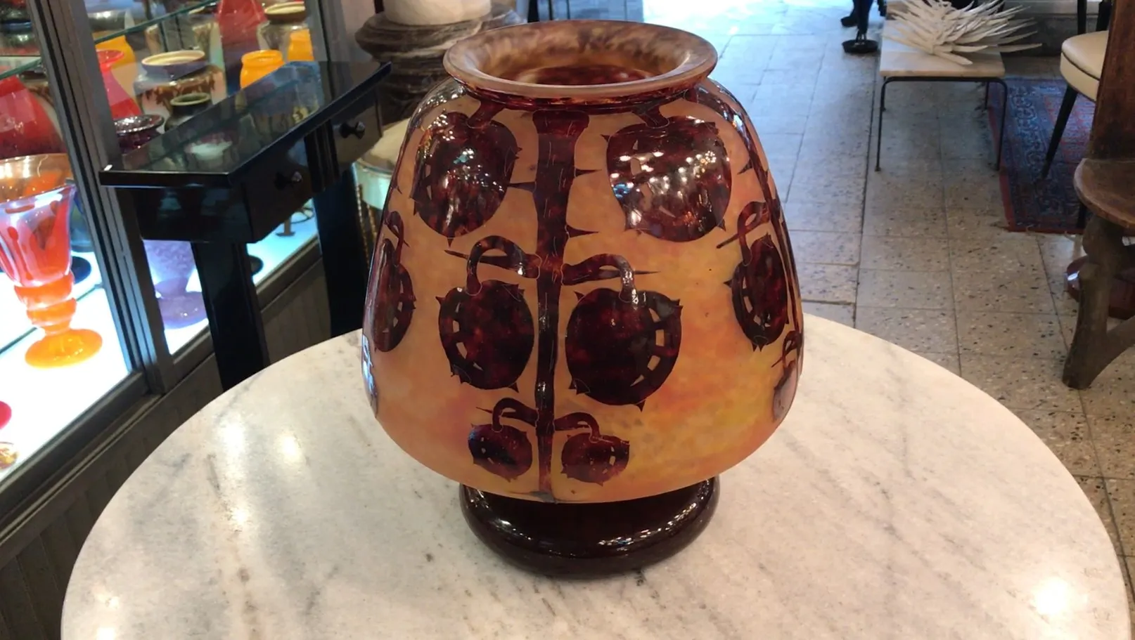 Vidro assinado Le Verre com decoração floral em tons quentes