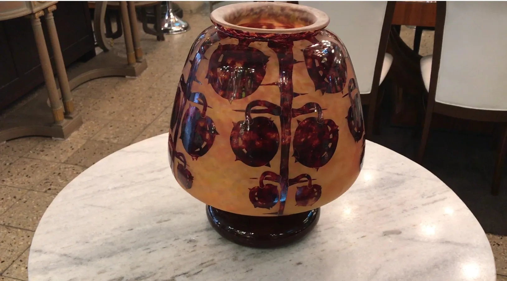 Bella antica vetro firmato Le Verre con dettagli decorativi.